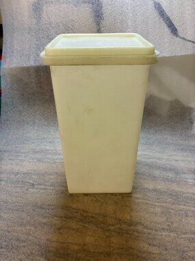 Vintage Tupperware Saltine Saver Container